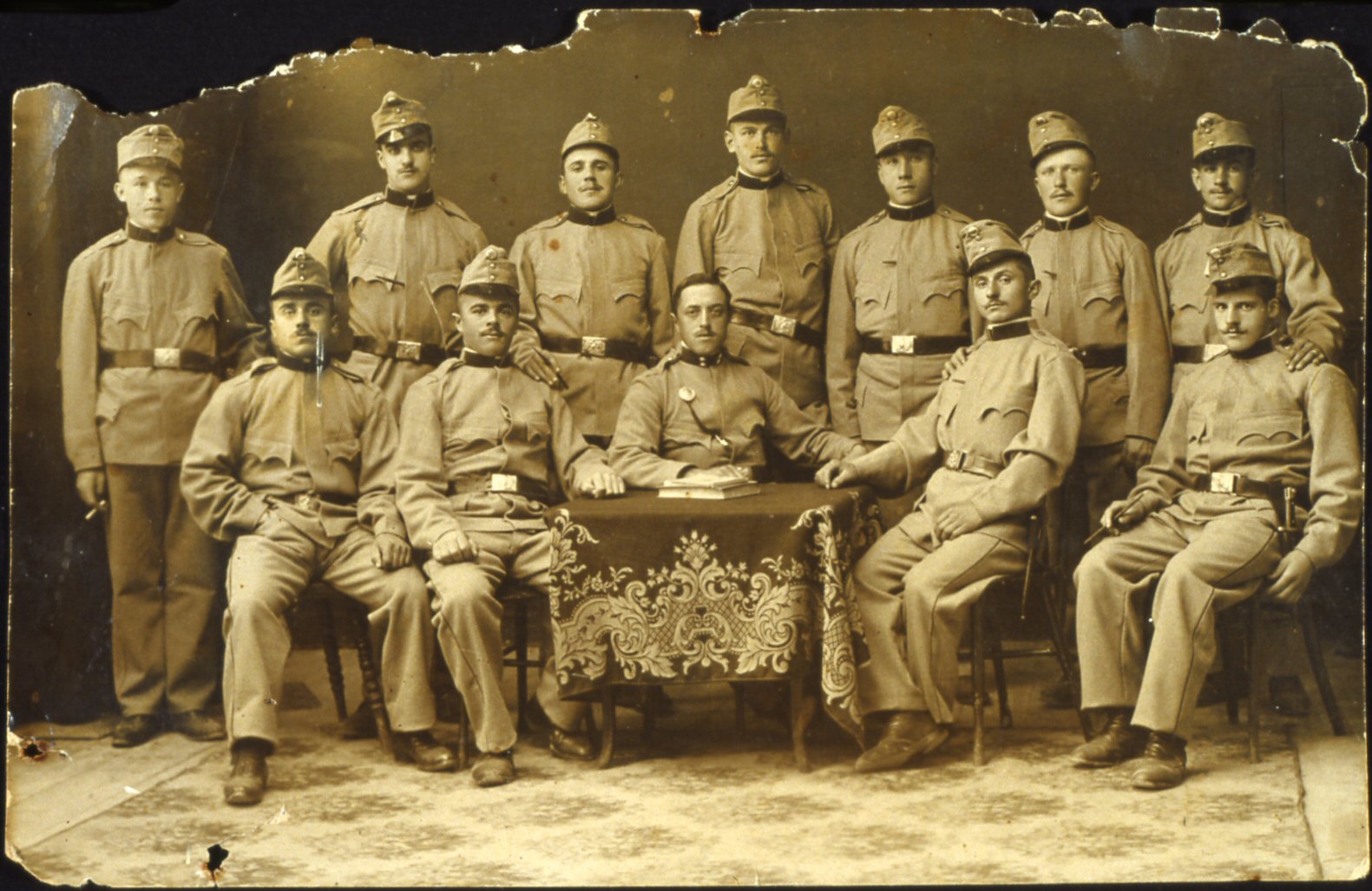 commilitoni - g. r. seduto il secondo da destra
