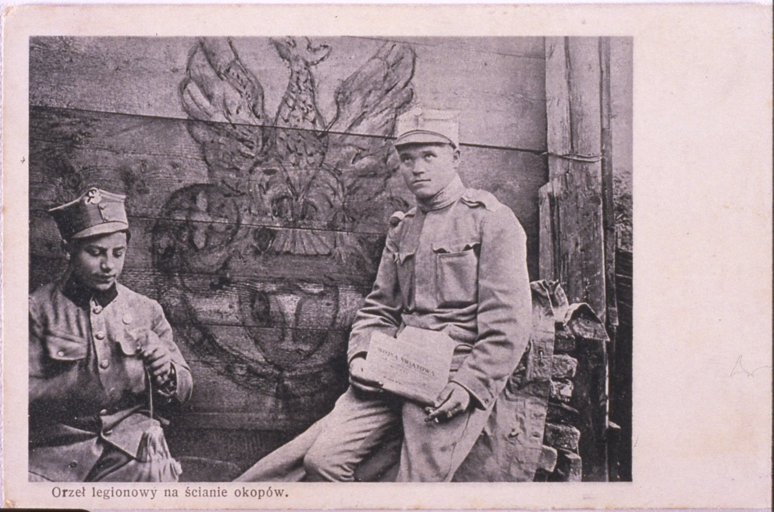 cartolina con soggetto militare: "l'aquila della legione sulla parete della trincea"