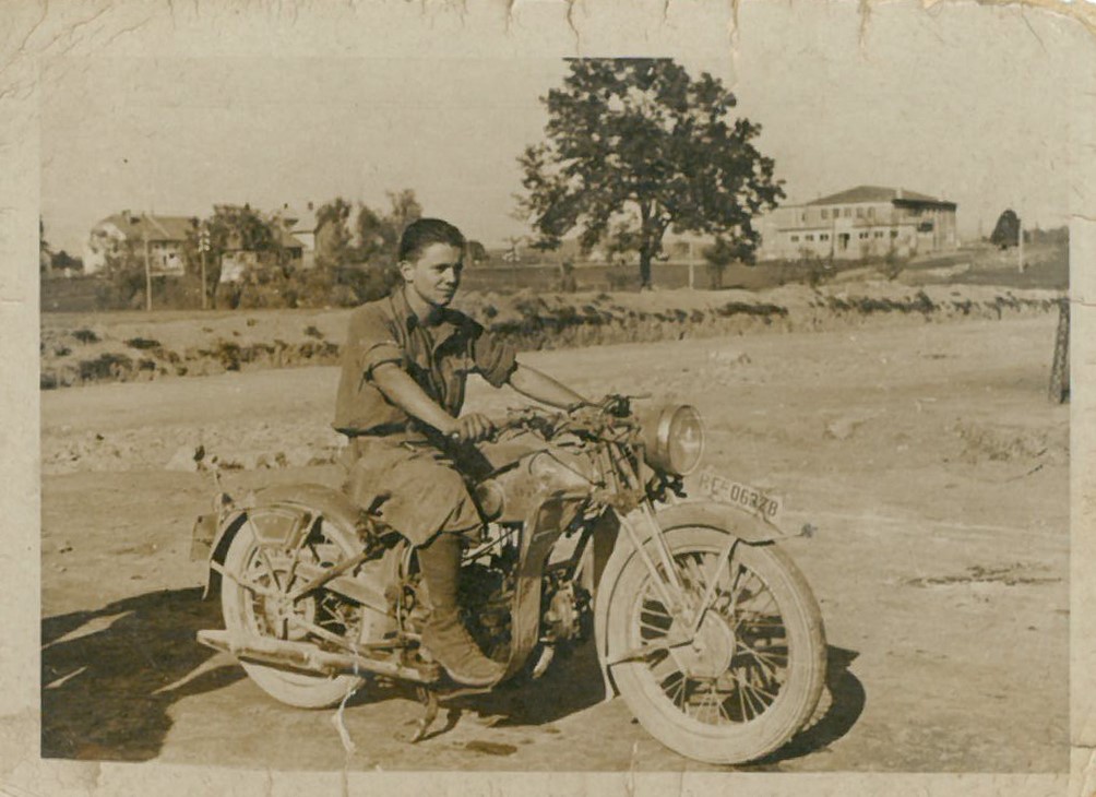 Slovenia, 1942-1943. Il soldato Pojer a bordo di una moto