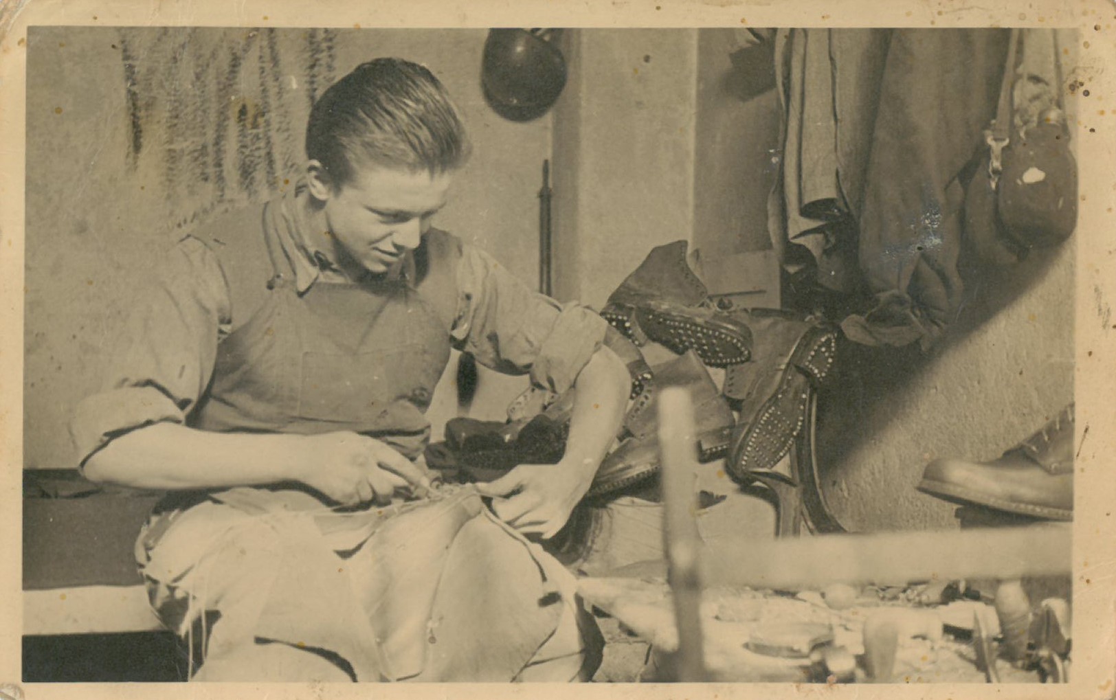 Slovenia, 1942-1943. Il soldato Pojer ripara le scarpe dei commilitoni