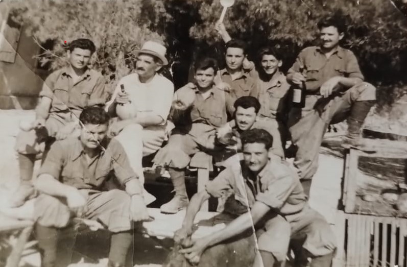 Cefalonia, 1941-1943. Giuseppe Moggiol (secondo in piedi a dx) con una paletta in mano assieme ai suoi commilitoni