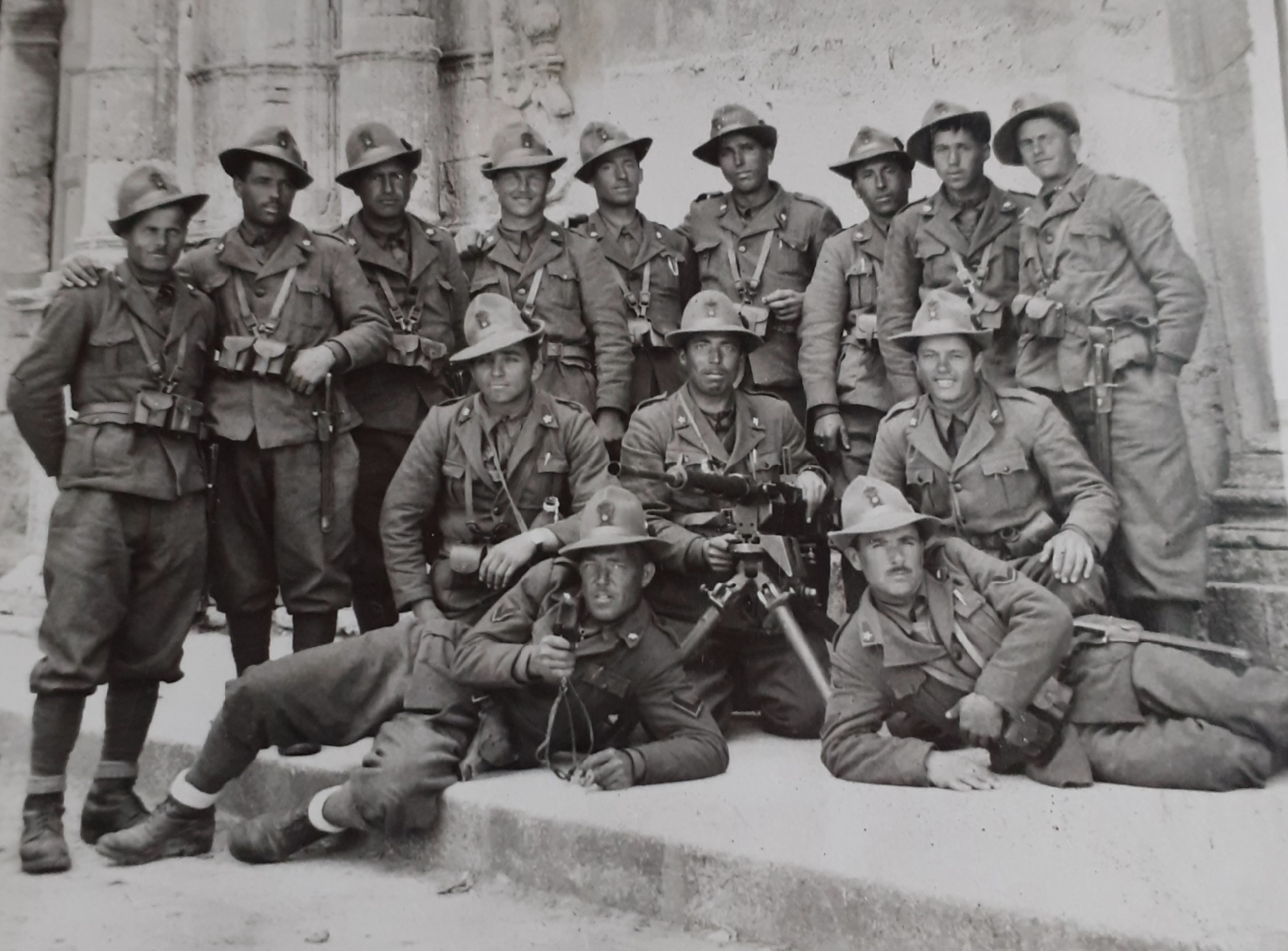 Sicilia, 1941. Giovanni Brugnara assieme a commilitoni della Guardia alla frontiera