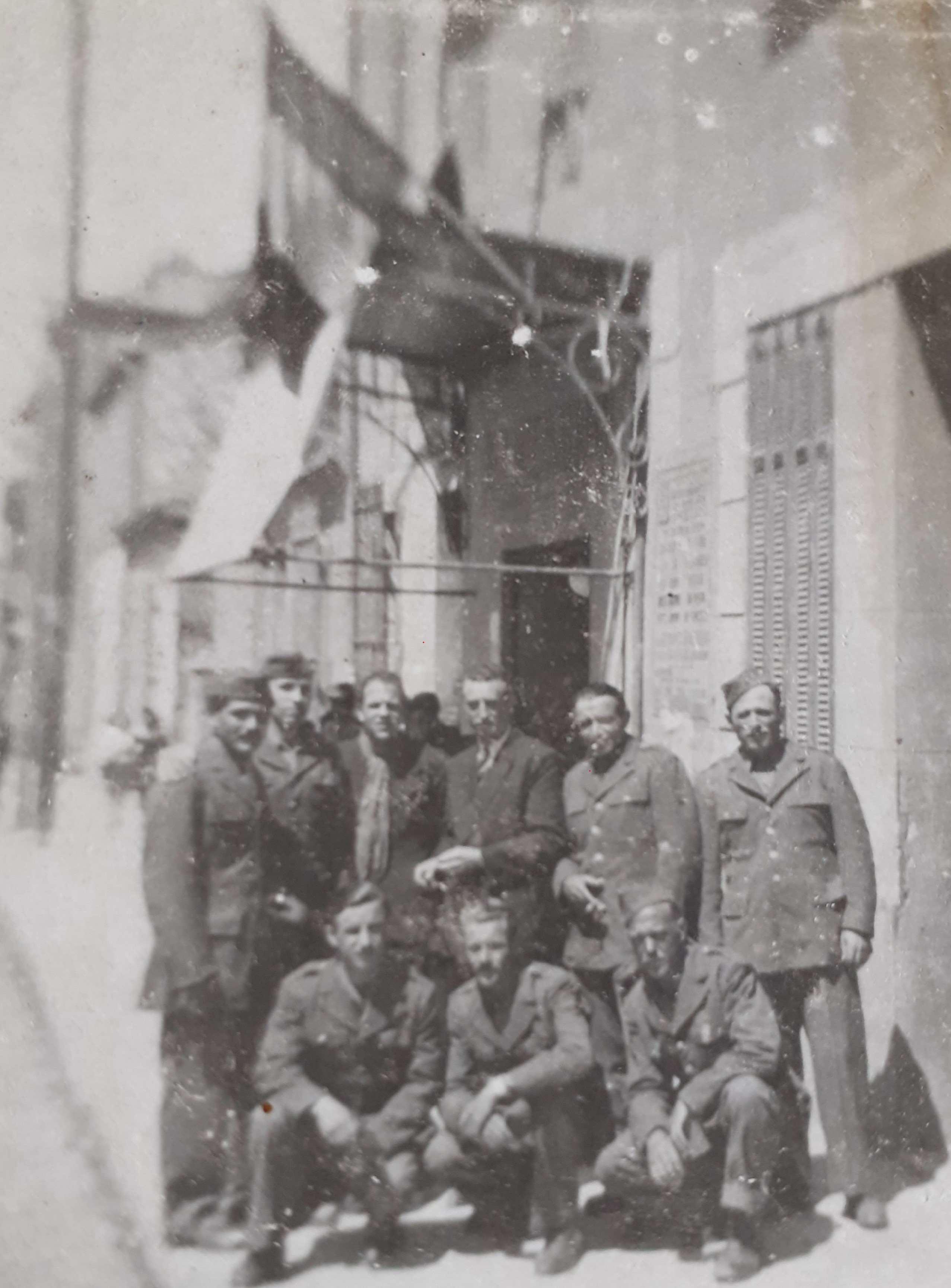 Francia, 1944-1945 (?). Giovanni Brugnara assieme a commilitoni che collaborano con gli alleati