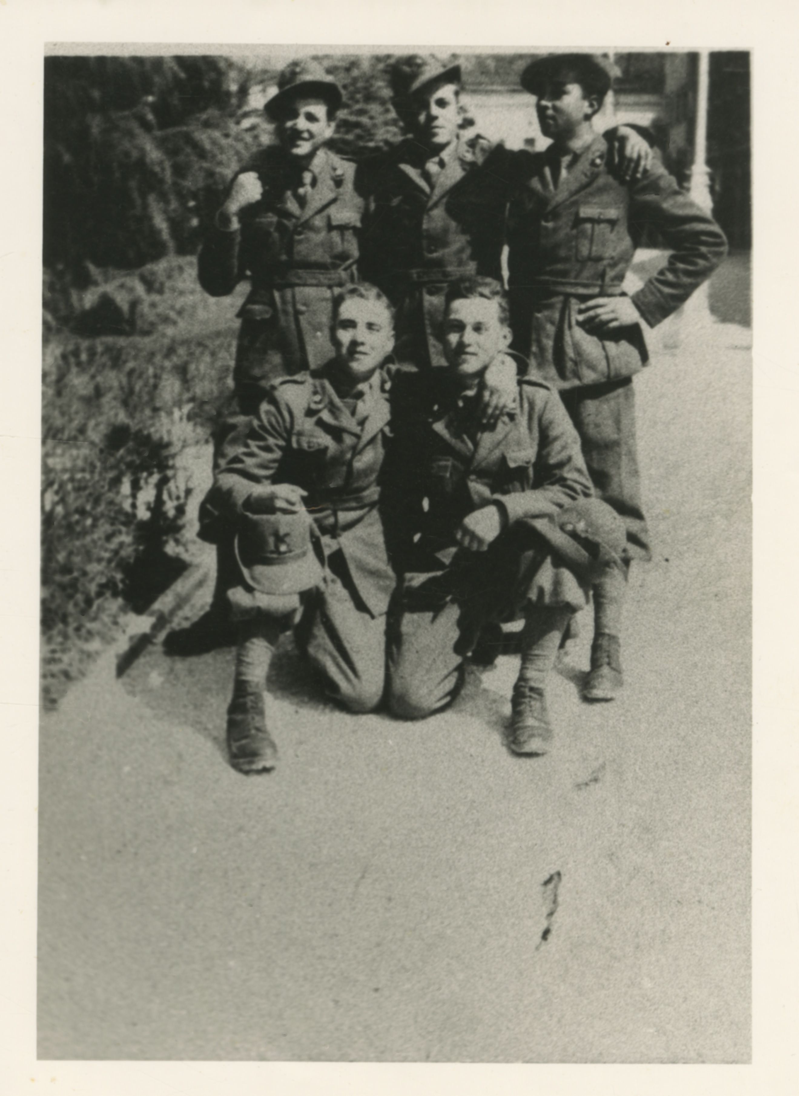 Belluno, maggio 1942. Lino Montibeller con alcuni commilitoni