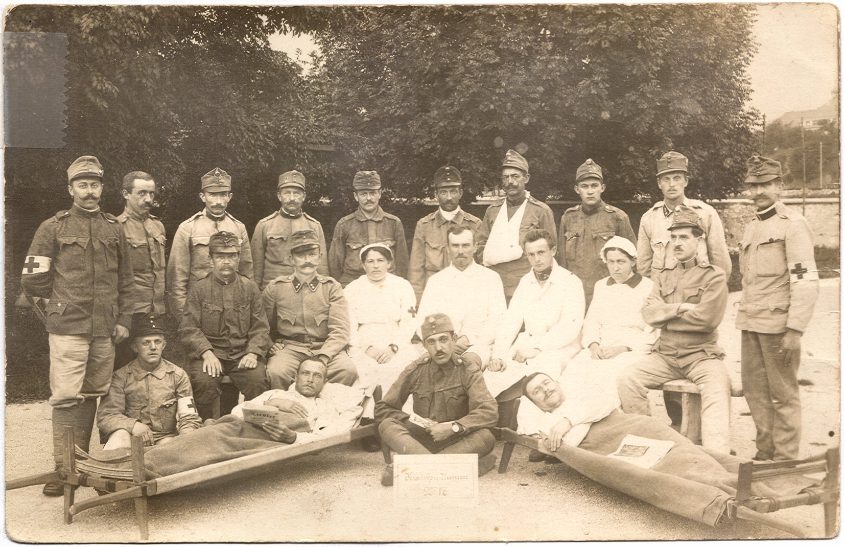 ospedale di innsbruck, 1916-1917, g. l. a sinistra sulla barella