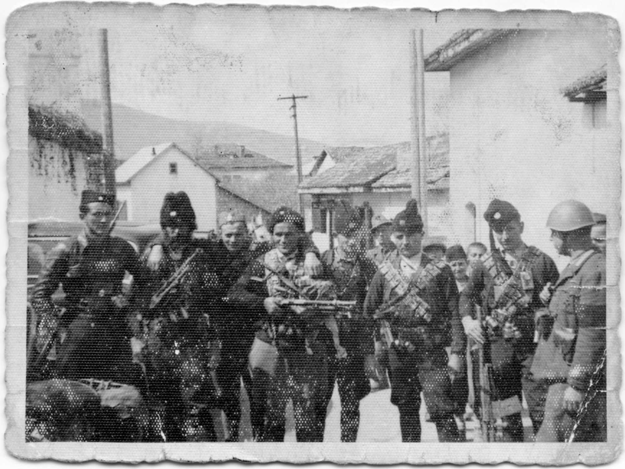 Pljevlje, Montenegro, maggio 1942. Gruppo armato cetnico