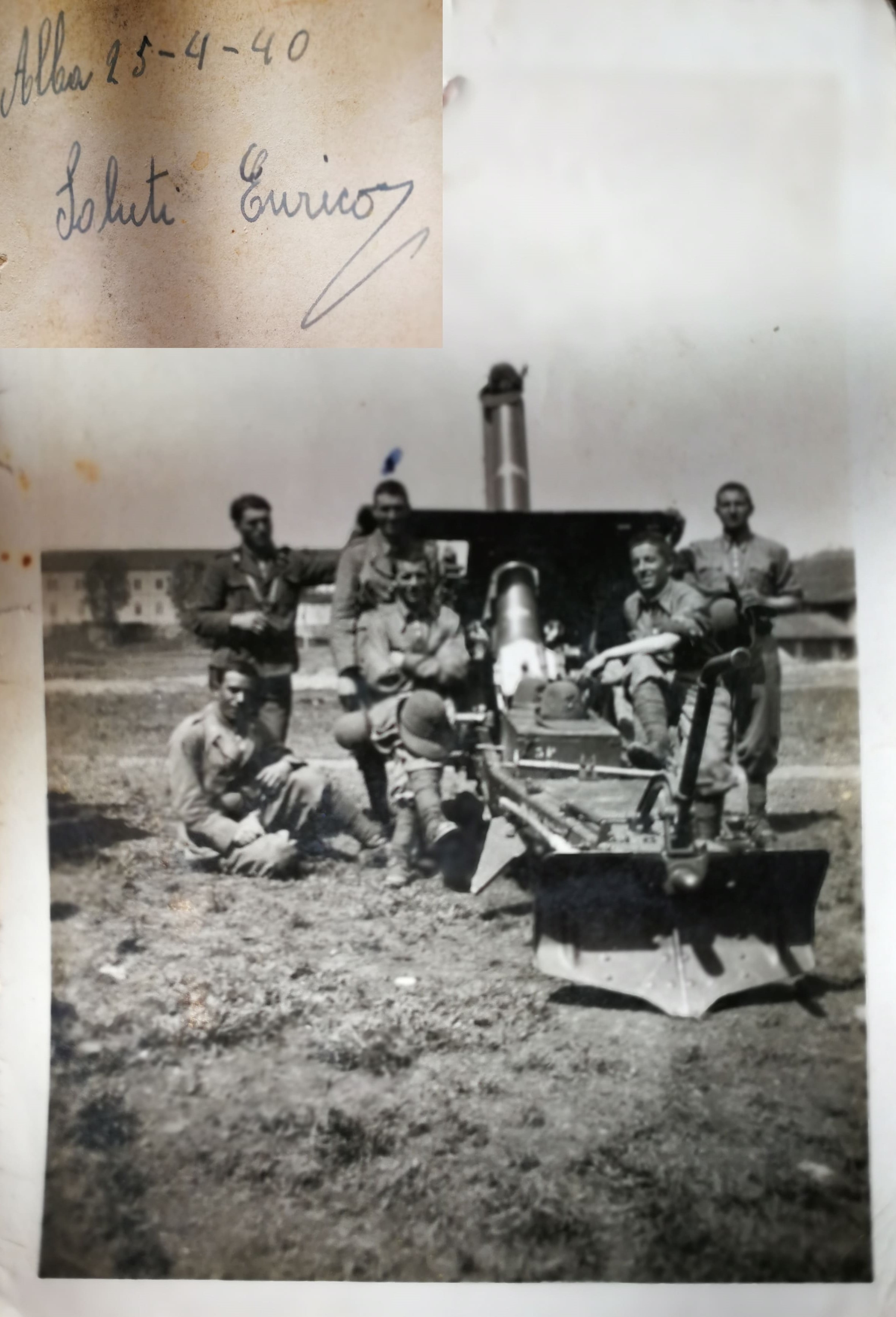 Alba, 25 aprile 1940. Enrico Recla con commilitoni vicino a un pezzo d'artiglieria