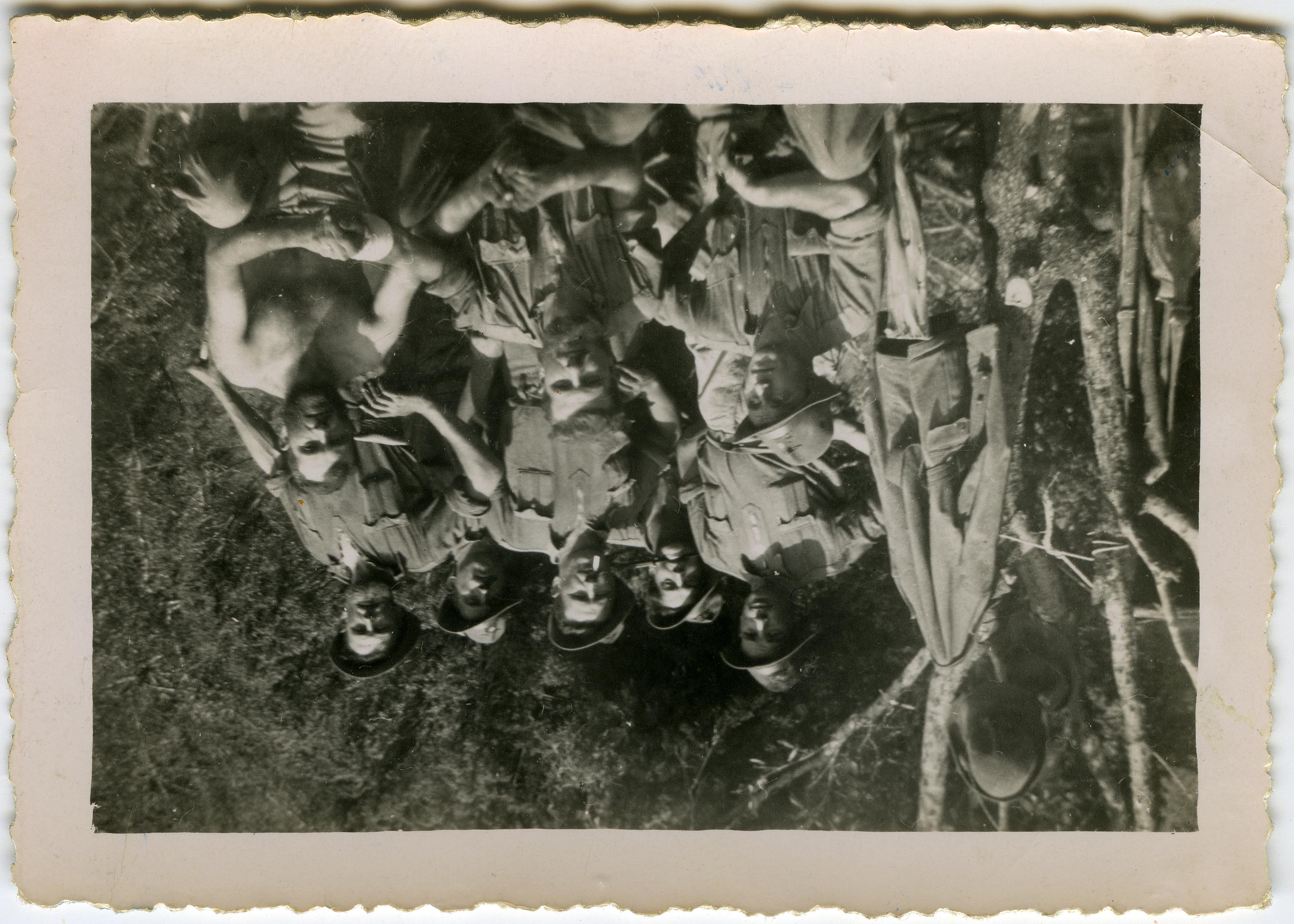 Fronte greco-albanese, 19 aprile 1941. La nostra tenda in prima linea e il suo mascheramento (1. Sezione someggiata, 3. Squadra))