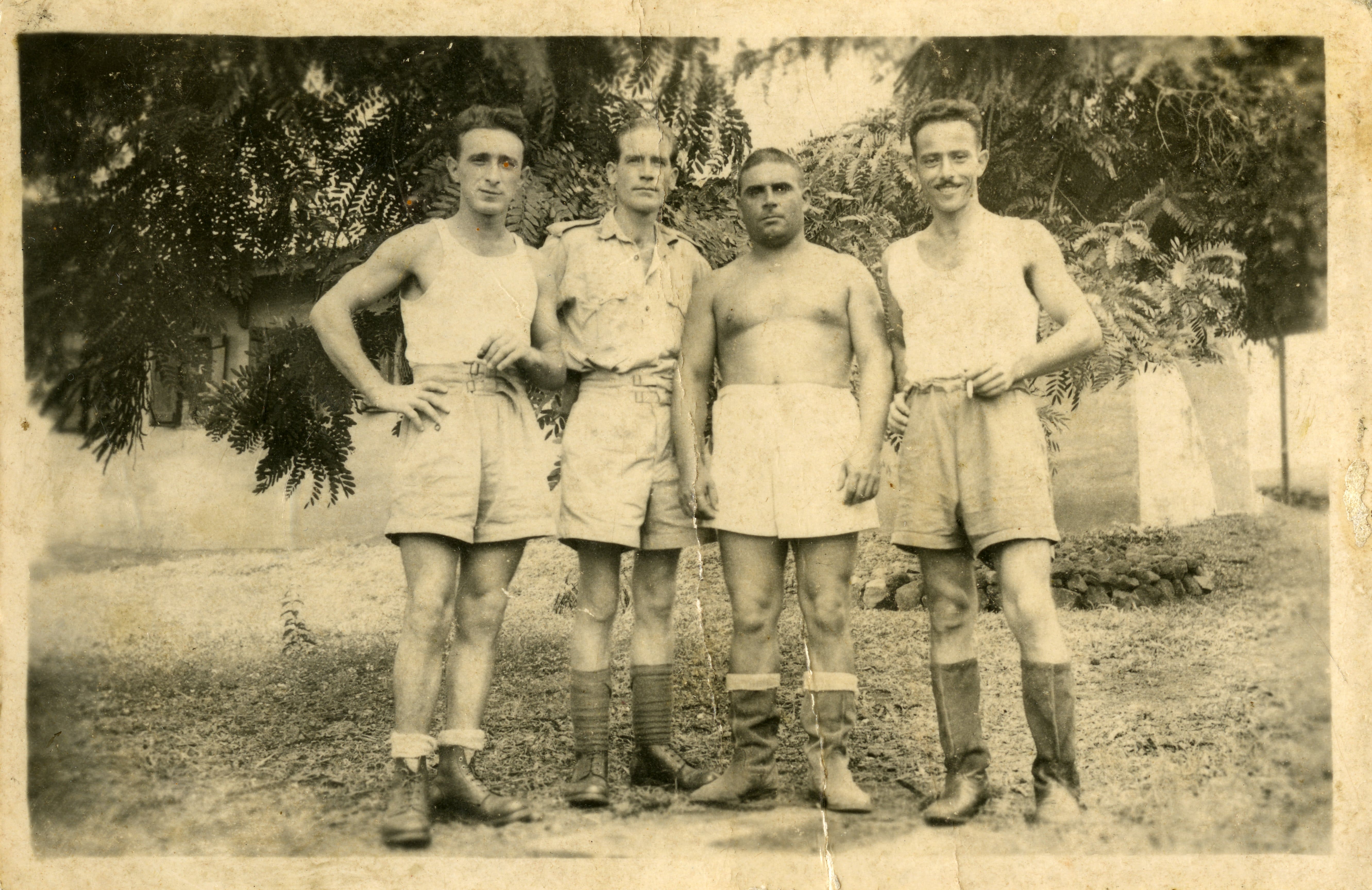 Sud Africa, maggio 1945. Lazzarotto con commilitoni durante la prigionia