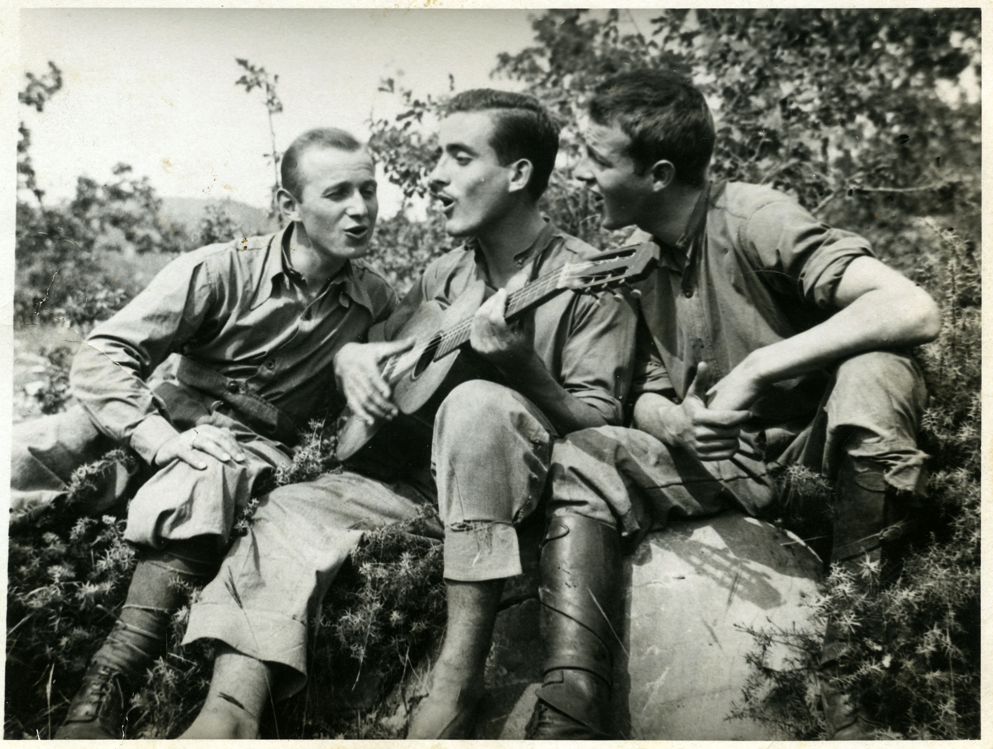 Africa settentrionale, 20 settembre 1940. Bruno Raffagnini (al centro) con commilitoni mentre cantano