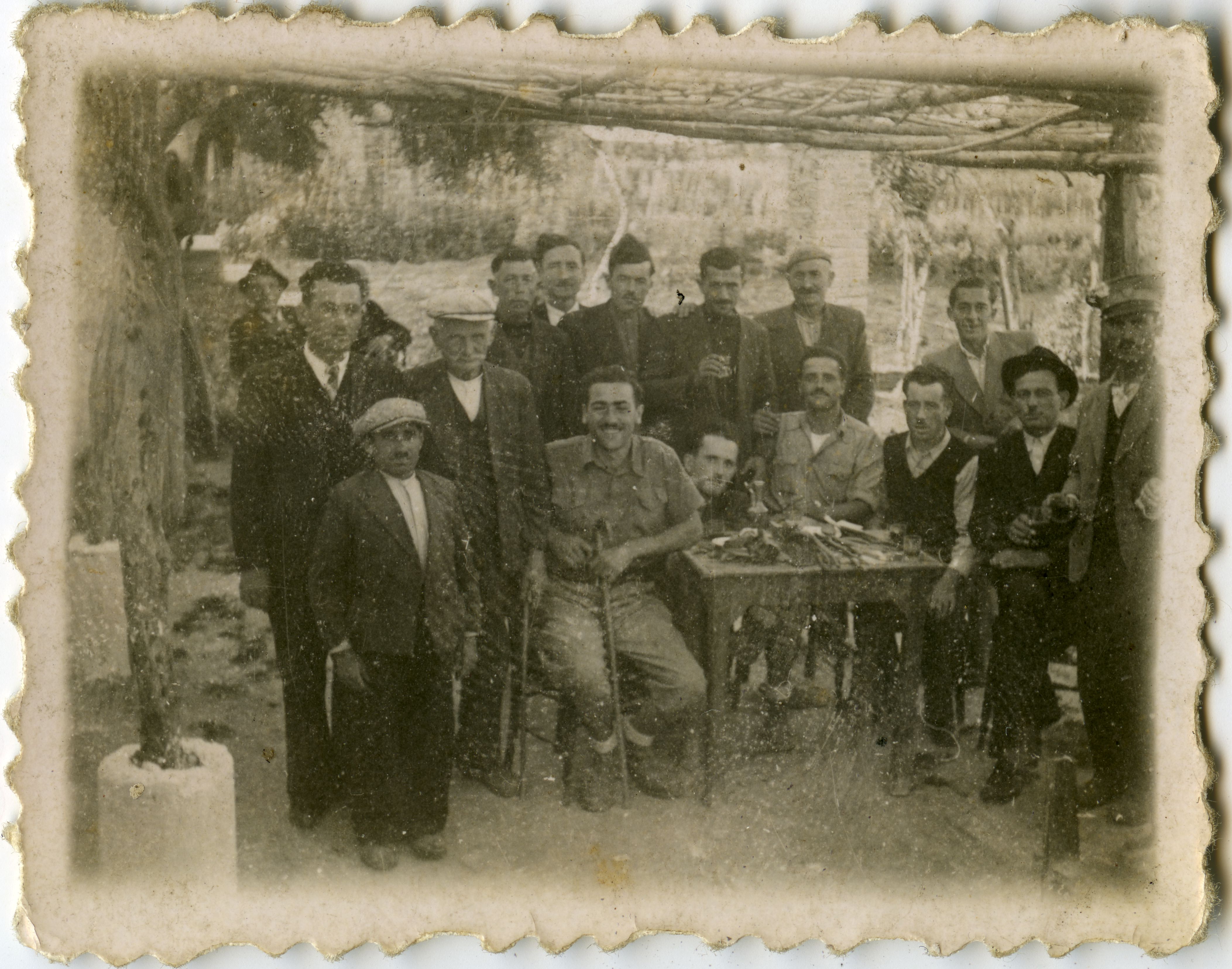 Cefalonia (?), Koroni, 25 aprile 1943. Pasqua: civili greci e militari italiani della Guardia di finanza