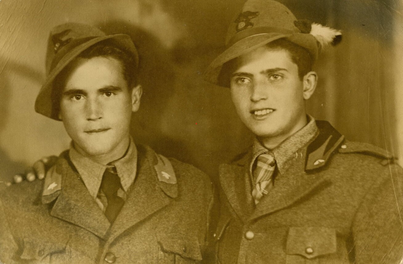 Bassano del Grappa, 10 agosto 1941. L’alpino Ernesto Voltolini con un commilitone