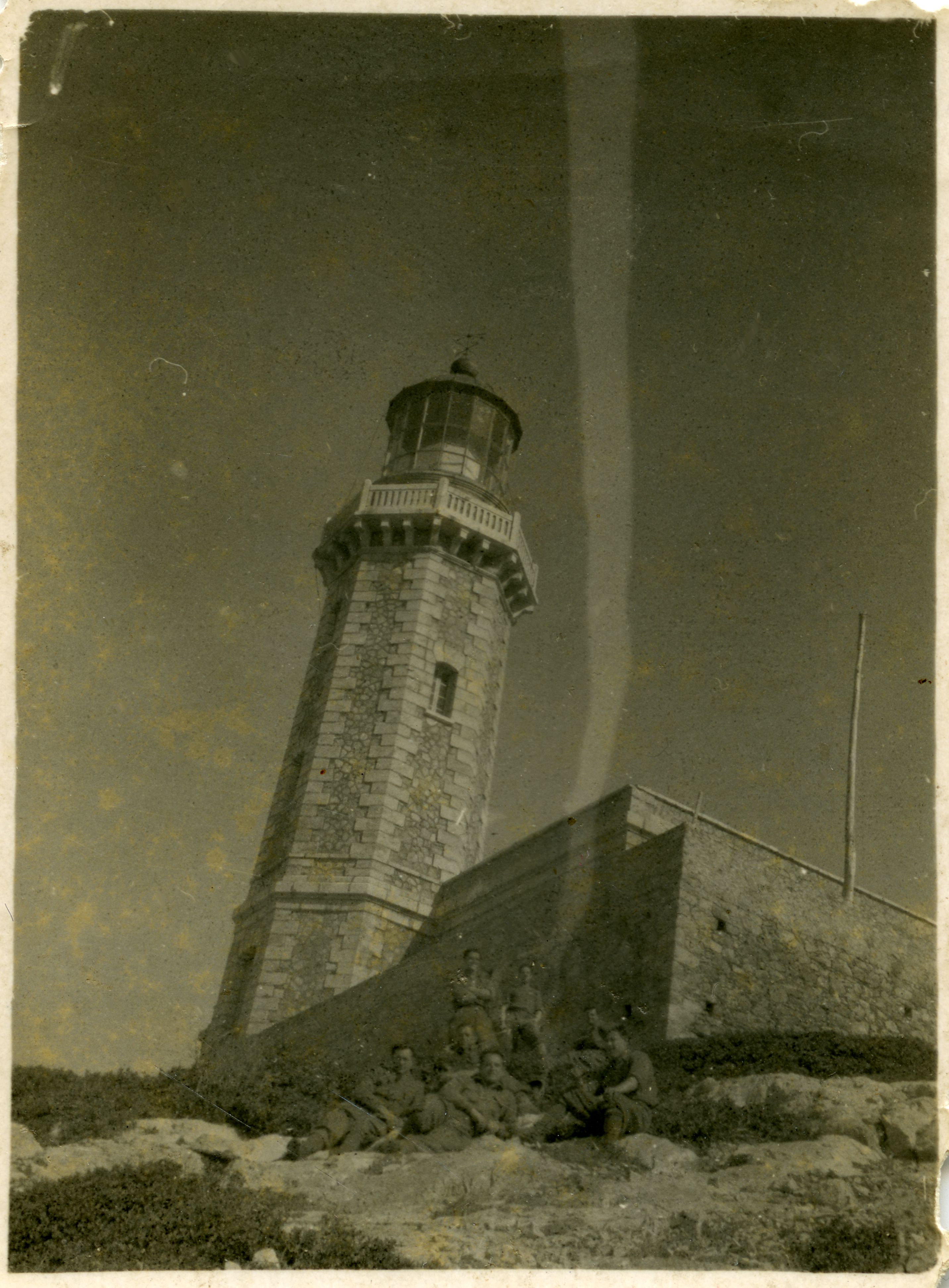 Isola di Sapienza (Grecia), 15 aprile 1942. Militari della Guardia di finanza sotto il faro