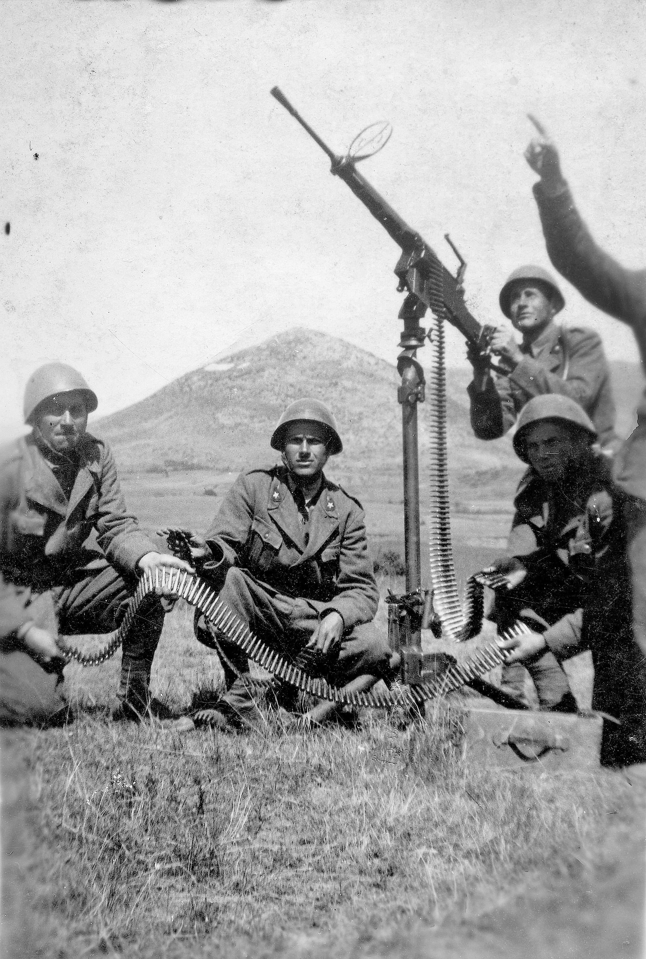 Antonio Fortarel a una mitragliera Fiat 35 con commilitoni addetti al munizionamento