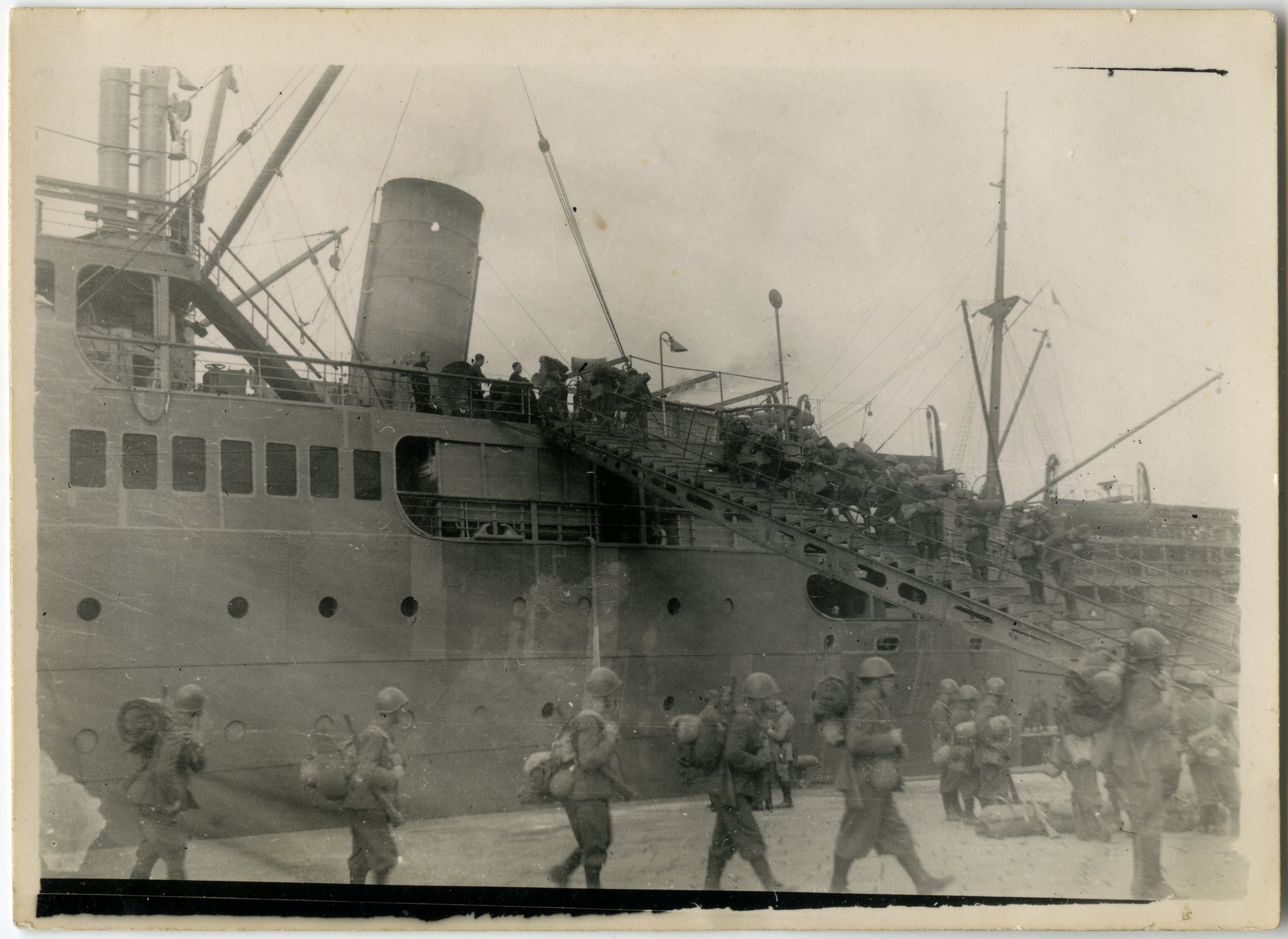 Napoli, 31 marzo 1941. Imbarco per l'Africa sulla nave Victoria