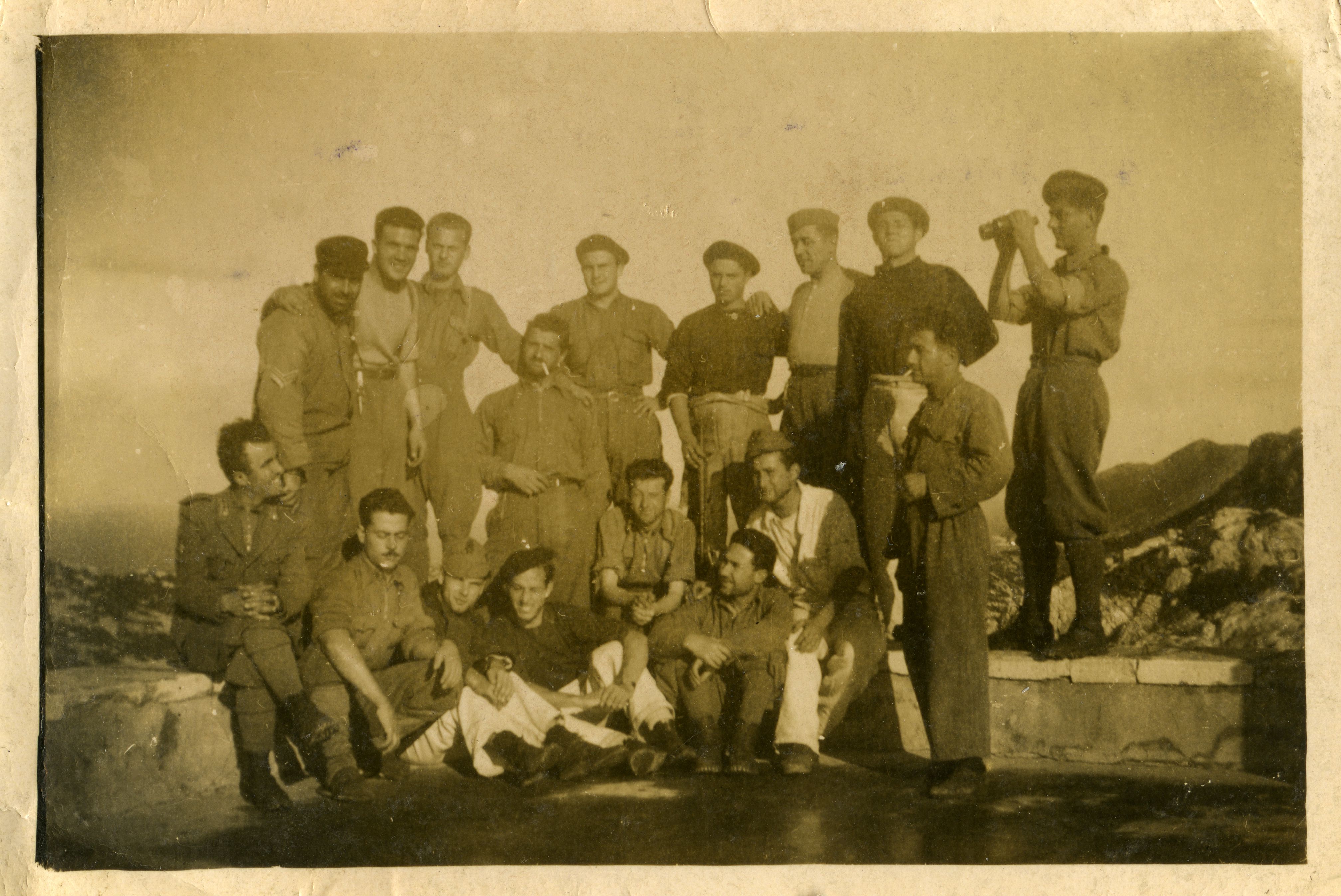 Isola di Sapienza (Grecia), 15 gennaio 1942. Foto di gruppo di militari italiani