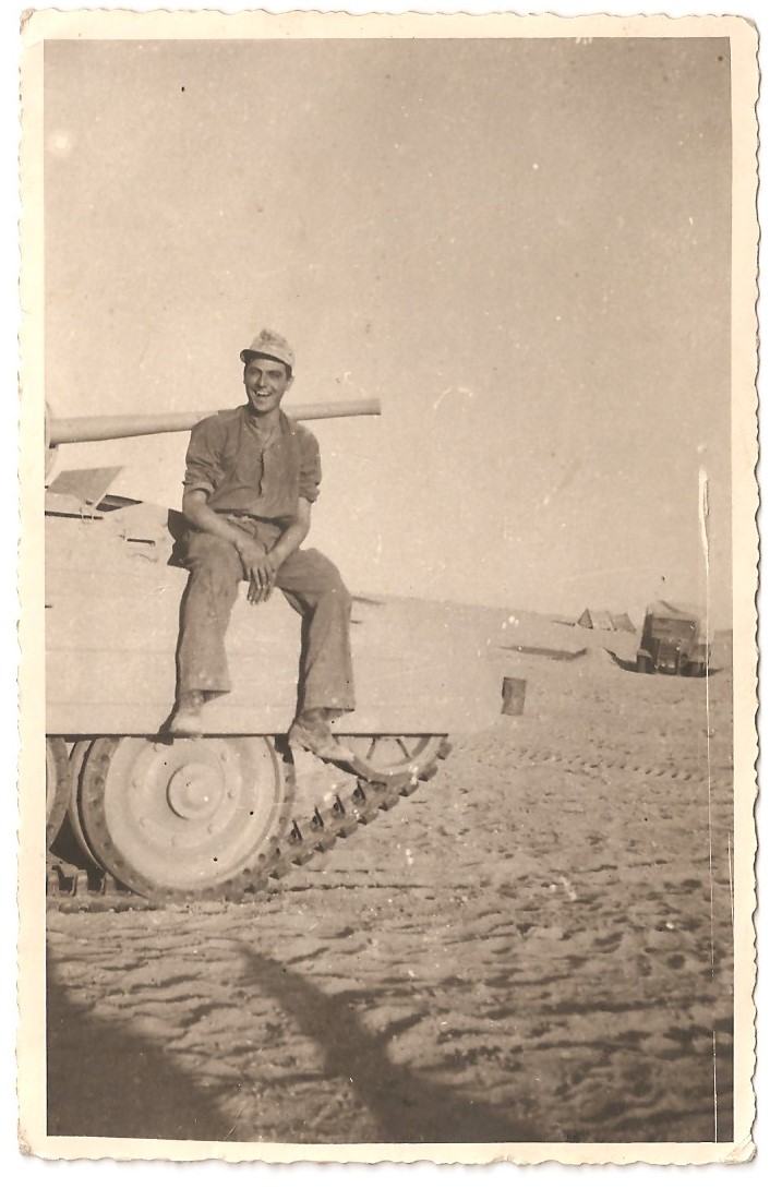 AGEDABIA, MARZO 1942. GINO STEFANINI SULLO SCAFO DI UN CARRO INGLESE CRUSADER CATTURATO