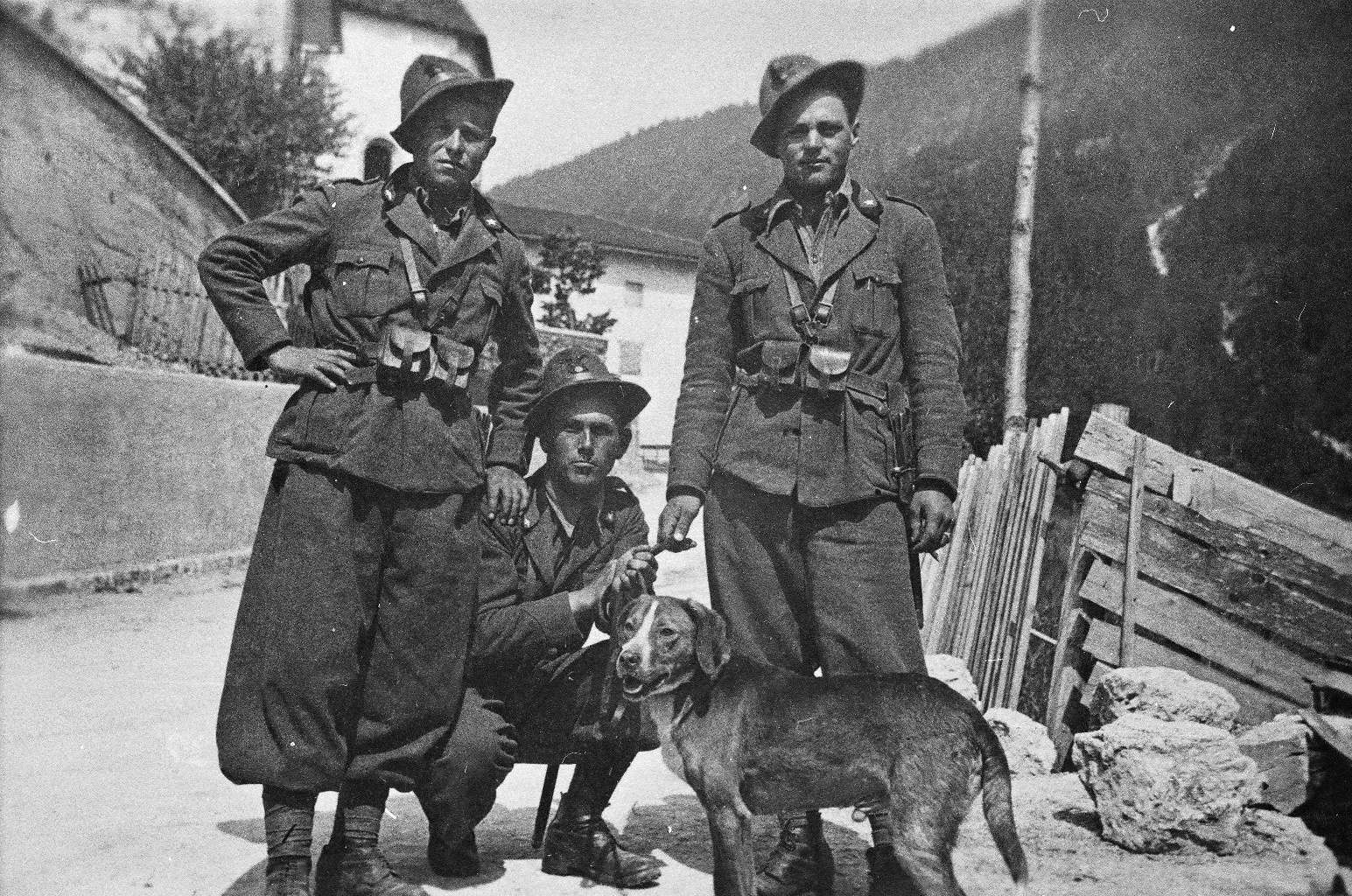 CESARINO BERTI CON COMMILITONI