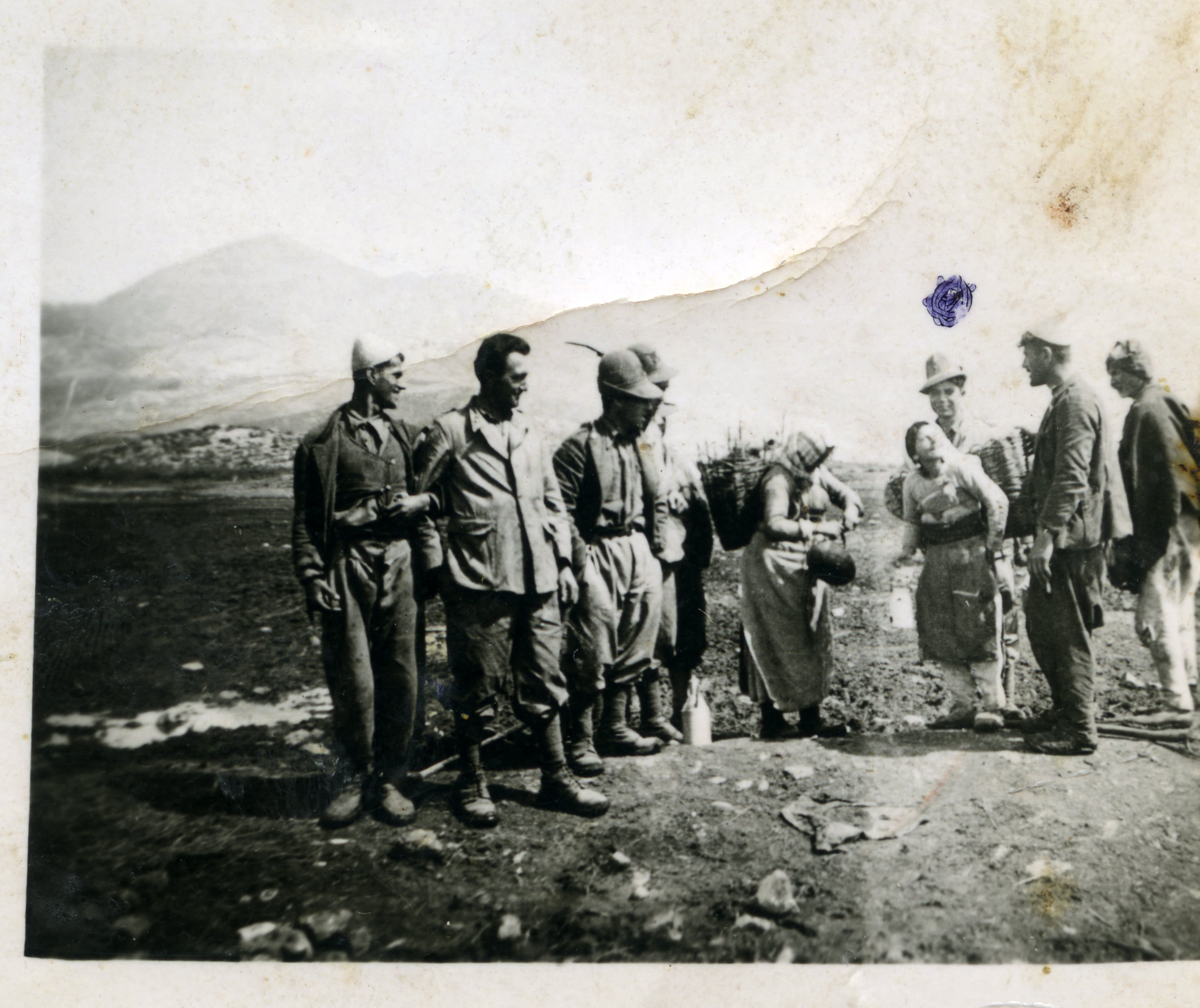 Albania, 1941. Marcolla e altri alpini assieme ad alcuni civili albanesi