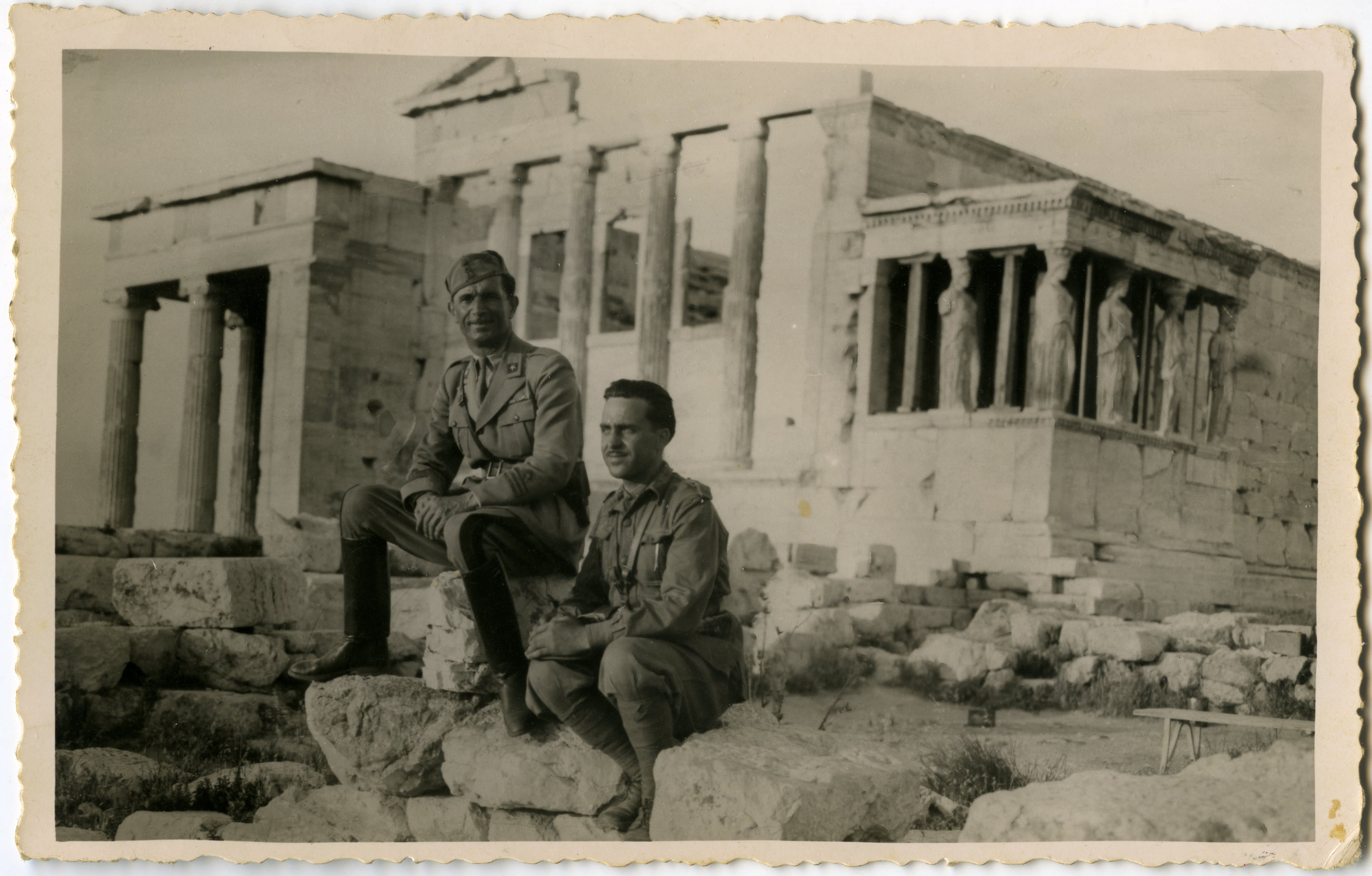 Atene, 16 maggio 1943. Toller col capitano De Paoli