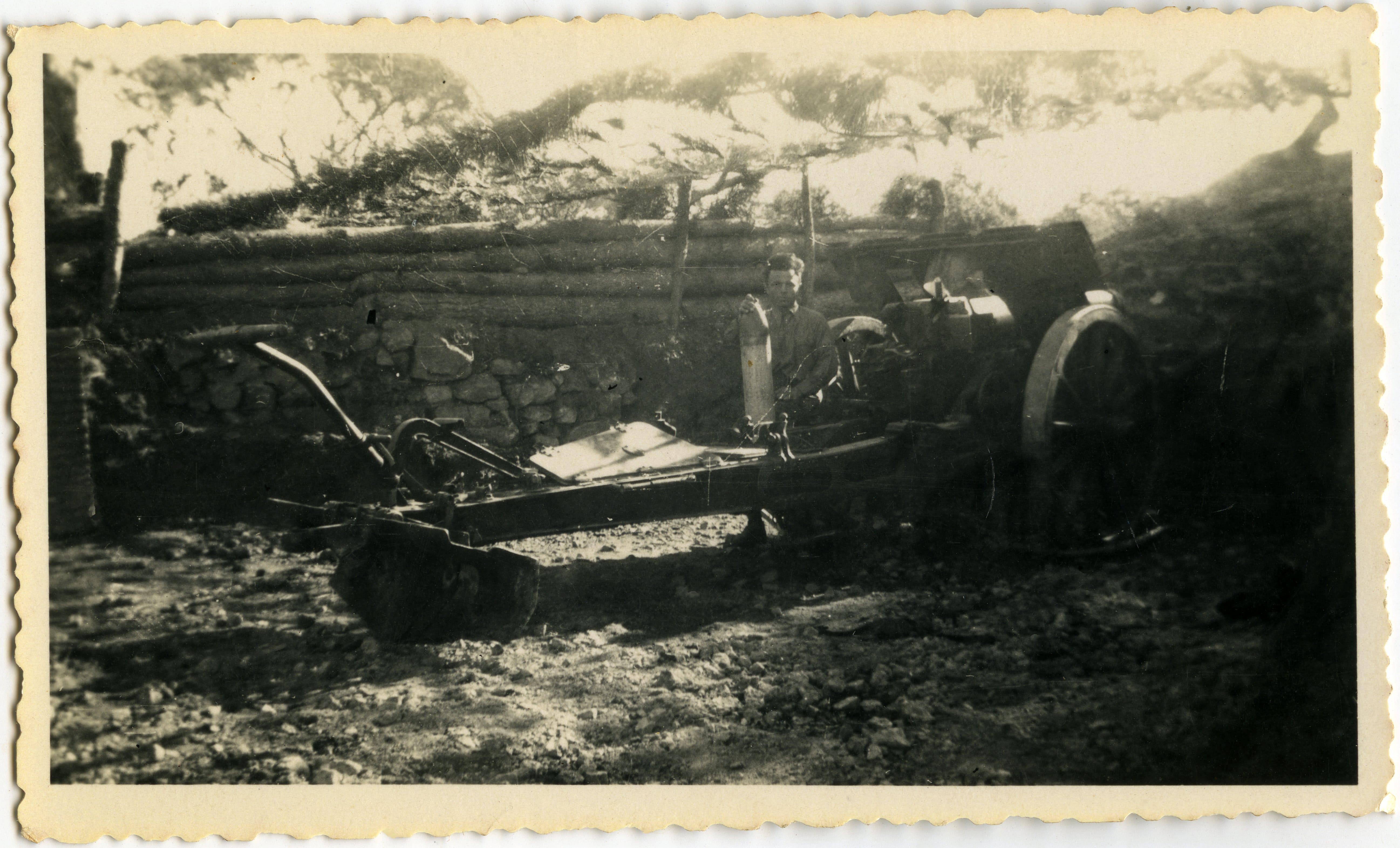 Francia, 1943. Pezzo d'artiglieria in postazione