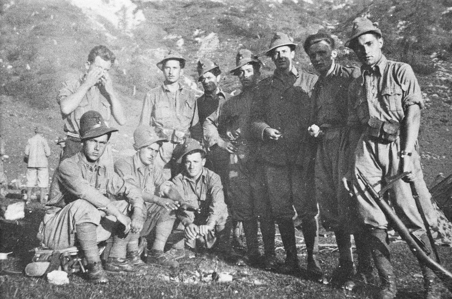 CESARINO BERTI CON COMMILITONI