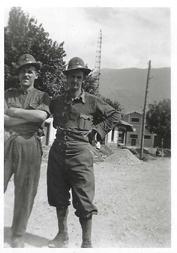 1940-1943. ALCIDE MICHELI CON UN COMMILITONE