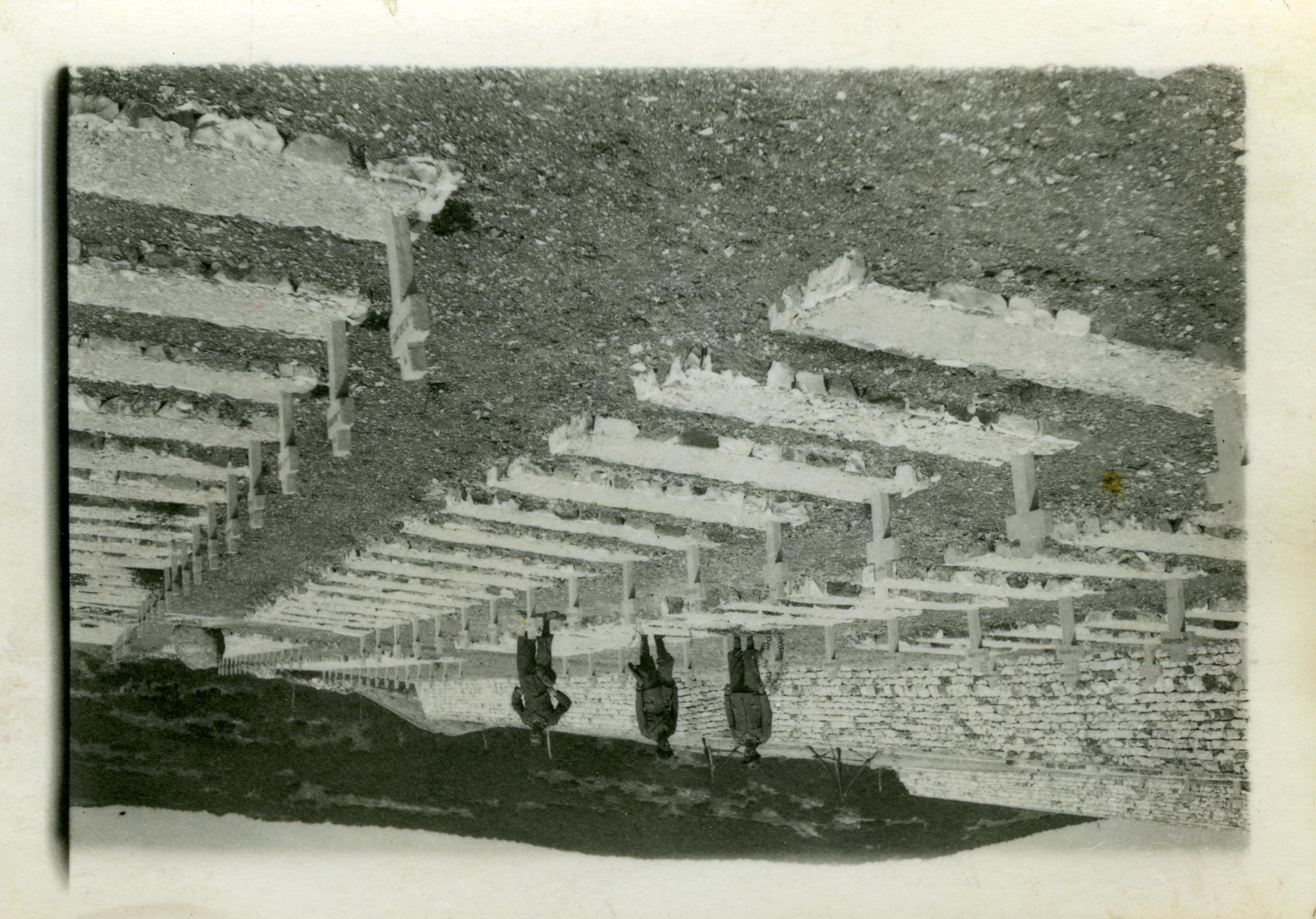 Albania, primavera 1941. Tre alpini in visita presso il cimitero di guerra italiano di Saliari