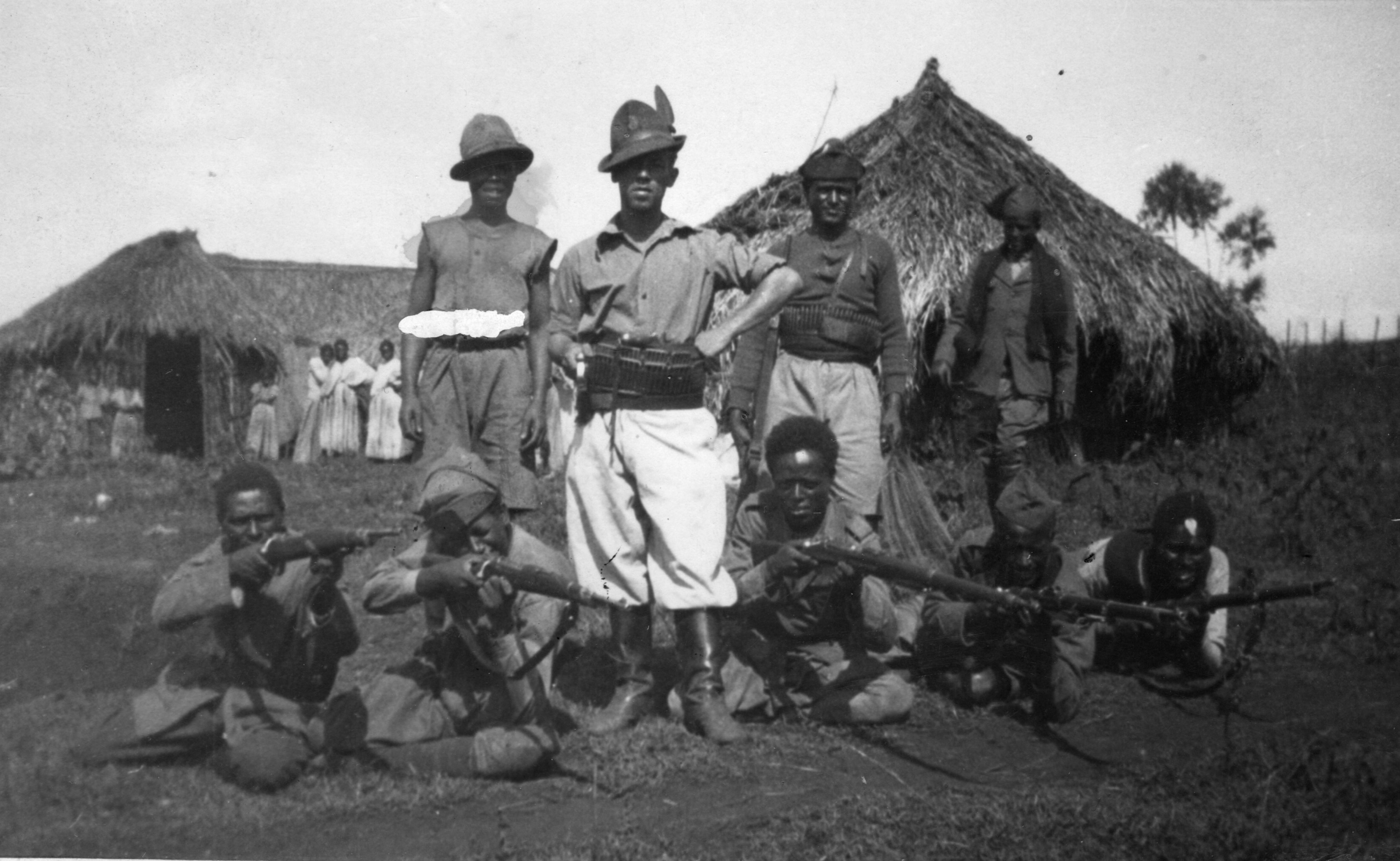 ORESTE CALDARA DURANTE L'ADDESTRAMENTO DI TRUPPE INDIGENE