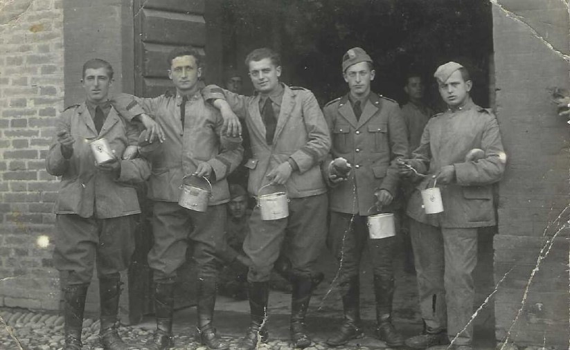 Italia, 1934-1935. Enrico Silvestri (primo a dx), in divisa da fatica, con alcuni commilitoni