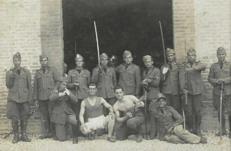 talia, 1934-1935. Enrico Silvestri (quarto a dx, in piedi) con altri commilitoni del Reggimento lancieri Vittorio Emanuele II