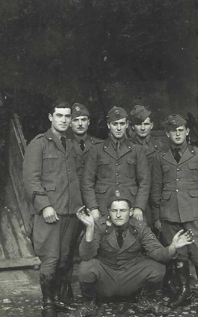 Italia, 1934-1935. Enrico Silvestri (quarto a dx, in piedi) con altri commilitoni del Reggimento lancieri Vittorio Emanuele II