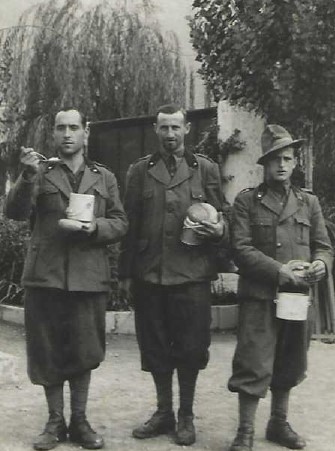 Enrico Silvestri (primo a dx) con altri commilitoni del 33° Reggimento artiglieria (33a Divisione fanteria Acqui)