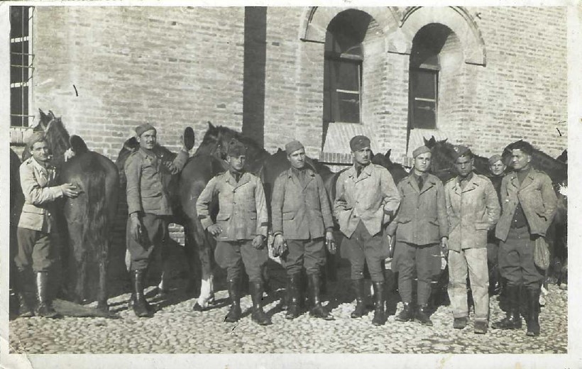 Italia, 1934-1935. Enrico Silvestri assieme ad alcuni commilitoni del Reggimento cavalleria lancieri Vittorio Emanuele II all'epoca del primo servizio militare