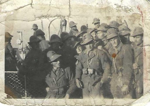 Balcani, 1941. Enrico Silvestri (al centro, in seconda fila) a bordo di una nave da trasporto assieme a un gruppo di alpini