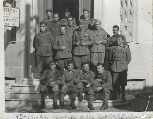 Grecia, 19 novembre 1942. «Ricordo della Grecia»: Enrico Silvestri (secondo a dx, seduto) dopo il trasferimento al 62° Gruppo artiglieria contraerei