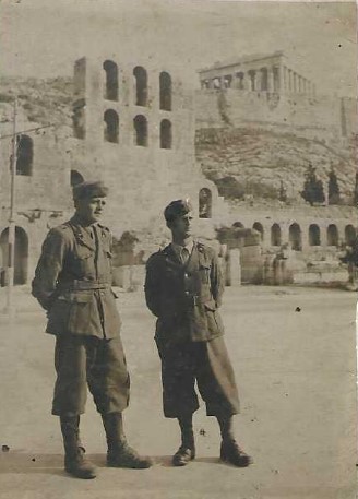 Atene (Grecia), estate 1943. Enrico Silvestri (a dx) assieme a un commilitone ai piedi dell'Acropoli