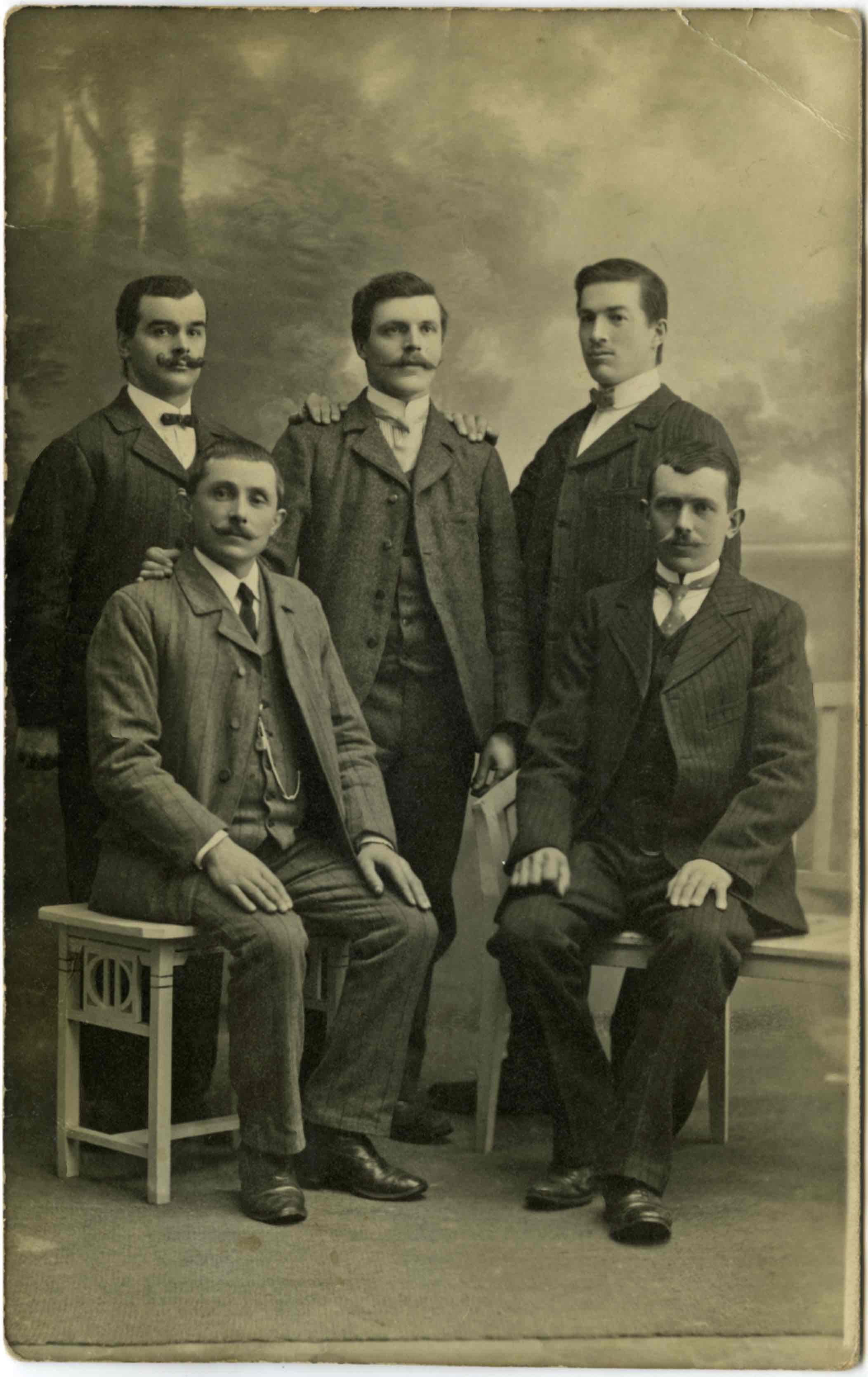 s. c. (a dx in piedi) con compagni della val di fiemme - 11.02.1913