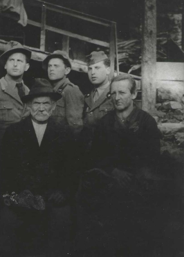 Terzolas (Trento), 1940-1942. I fratelli Arturo (primo a dx), Ciro (al centro), Enrico (primo a sx) Silvestri assieme ai genitori, il padre Daniele e la madre Clementina Manini