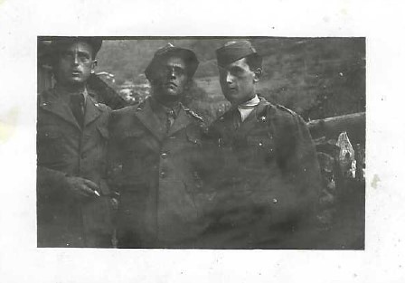 Terzolas (Trento), 1940-1942. I fratelli Arturo (primo a dx), Ciro (al centro), Enrico (primo a sx) Silvestri durante una licenza trascorsa in famiglia