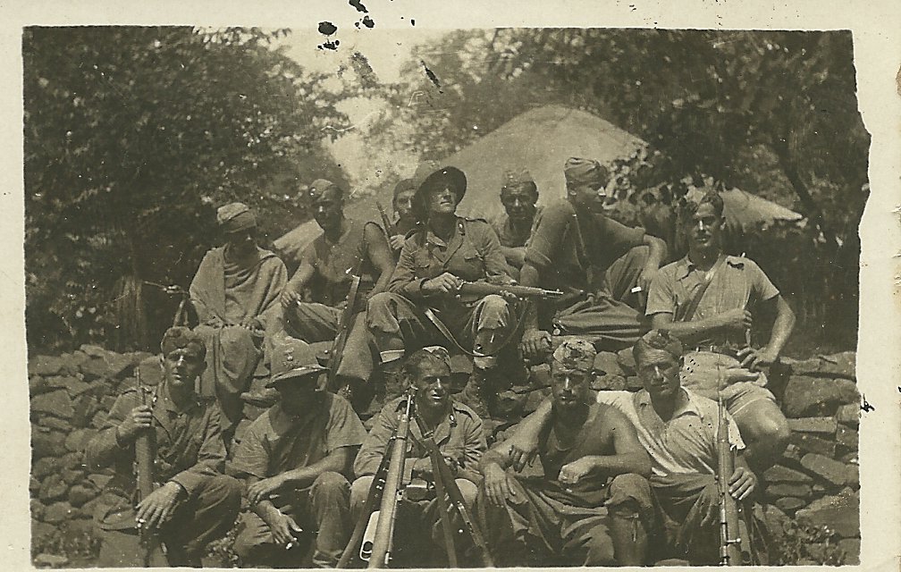 Guglielmi Angelo Adamo, seduto al centro, col fucile sulle ginocchia, 14.10.1936 -recto