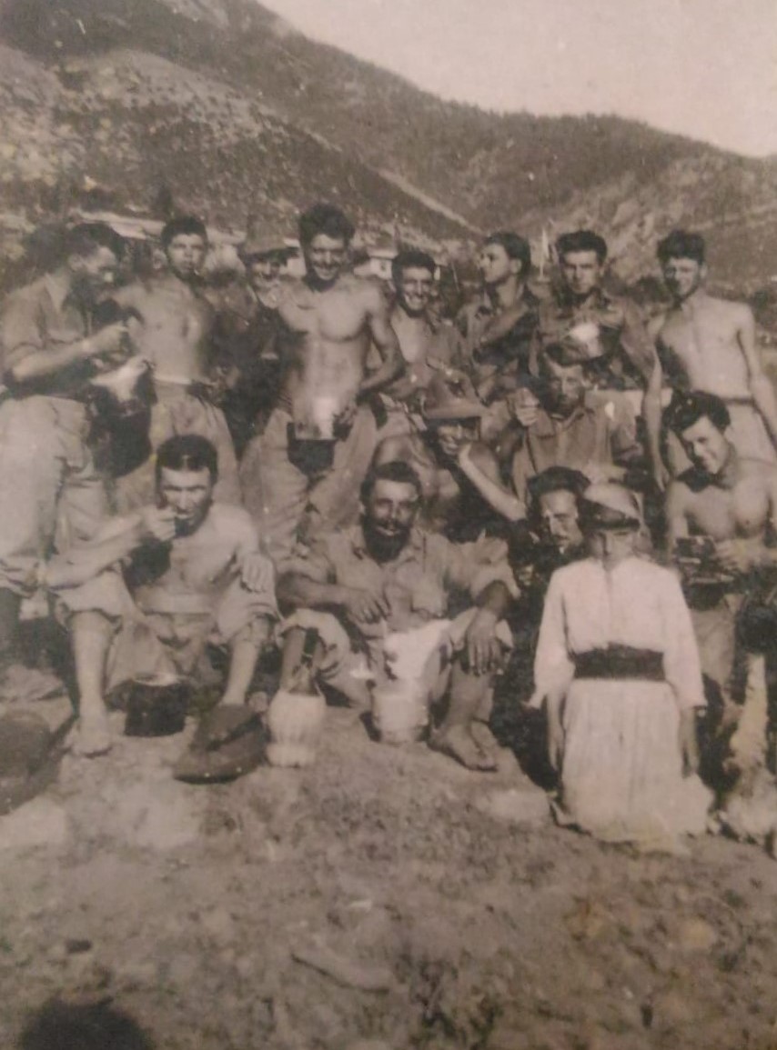 Albania, 1941. Gruppo di alpini tra cui Carlo Mattedi (il quarto da destra, in piedi)