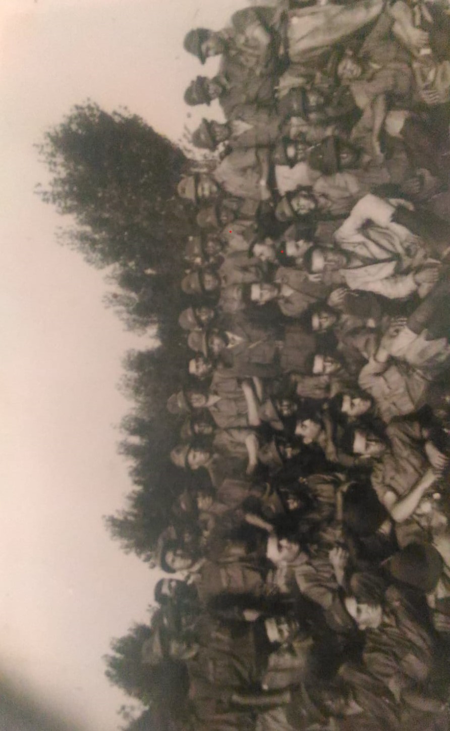 Albania , 1941. Gruppo di alpini tra cui Carlo Mattedi (il quinto da sinistra, in piedi)