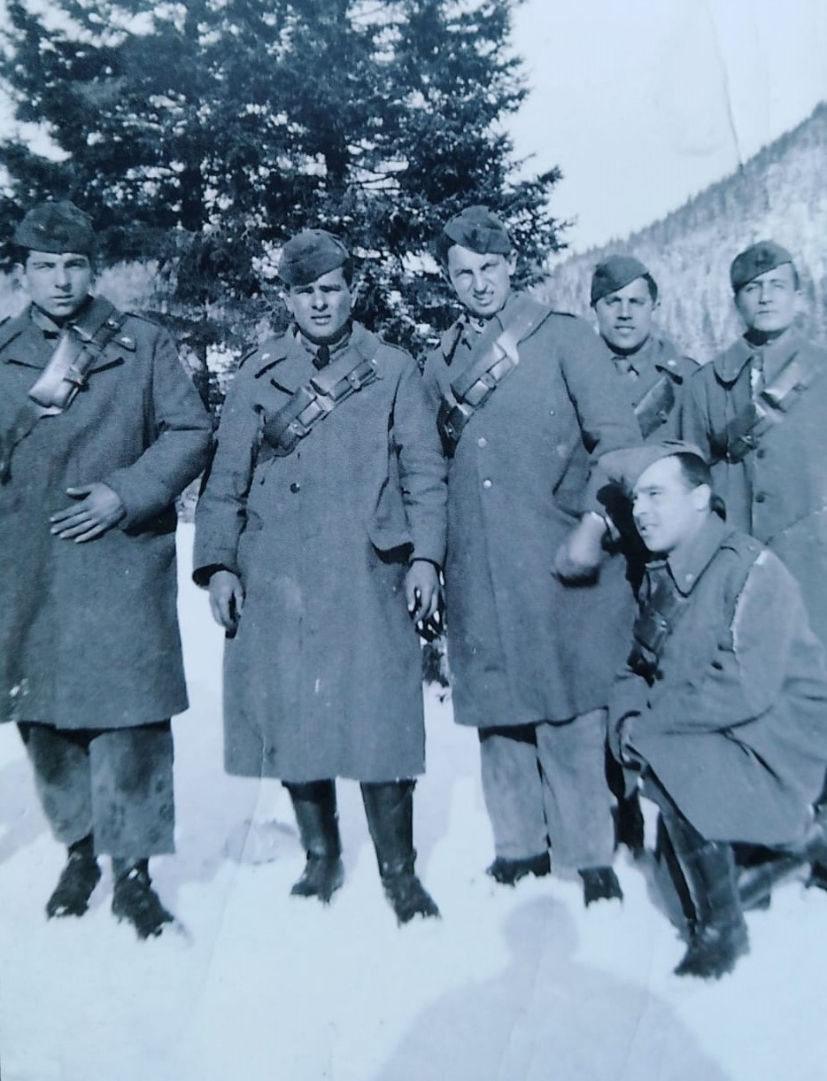 RUSSIA, 1942. ANACLETO TOMASONI CON COMMILITONI