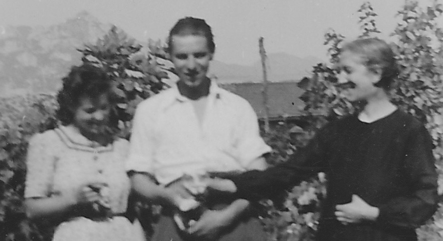 1942. Luigi Brunialti, nell’ultima licenza prima di partire per il fronte russo, con la fidanzata Iva Bertoldi e la madrina maestra Maria Sottsass