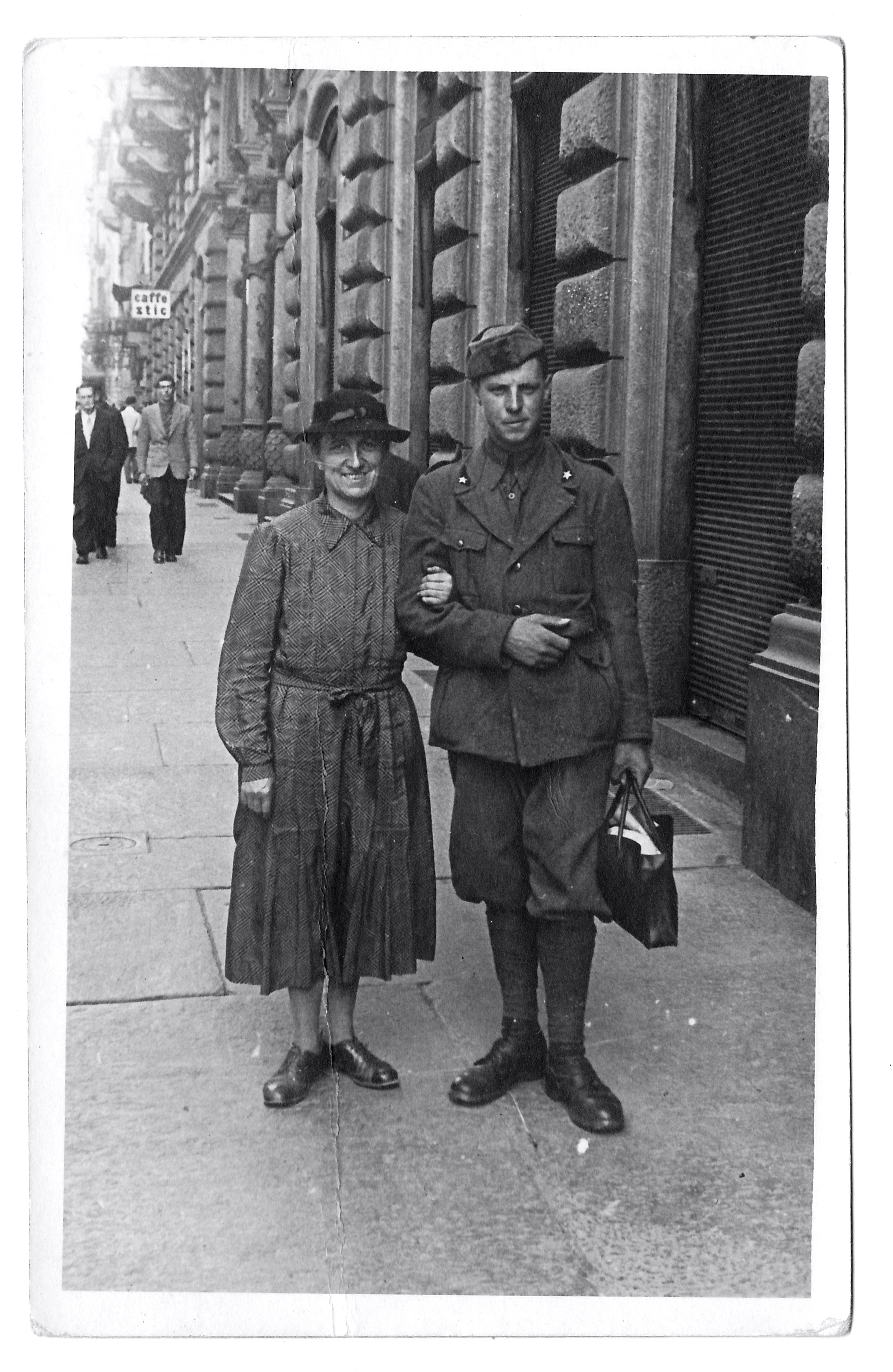 Torino, 21 aprile 1942. La visita della madrina, maestra Maria Sottsass, a Luigi Brunialti
