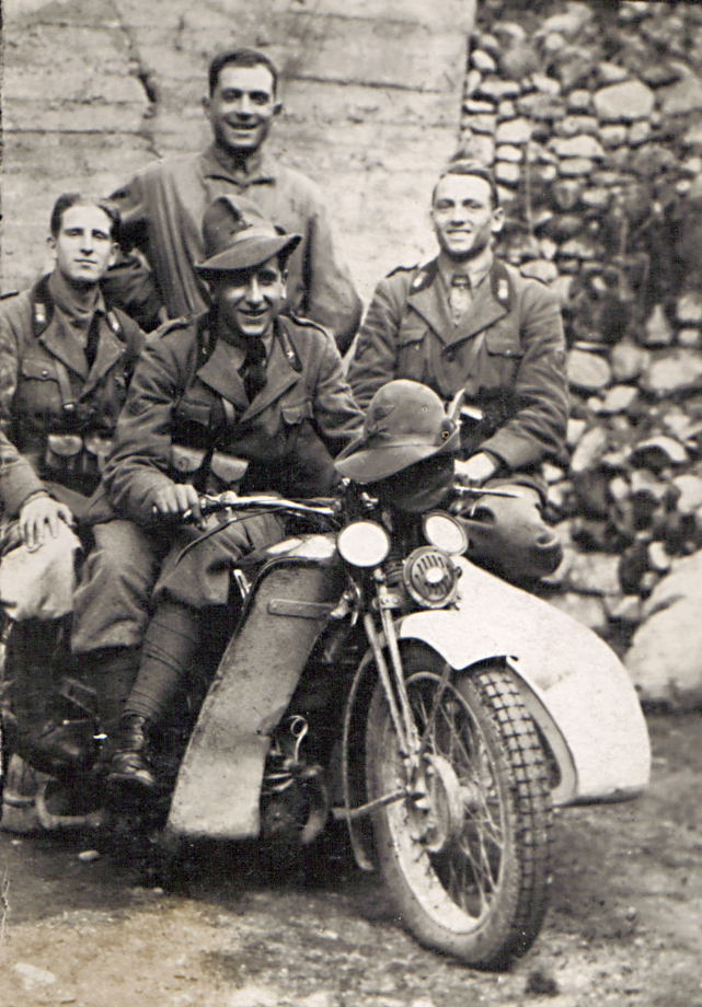 Attilio Rossi su moto e con commilitoni