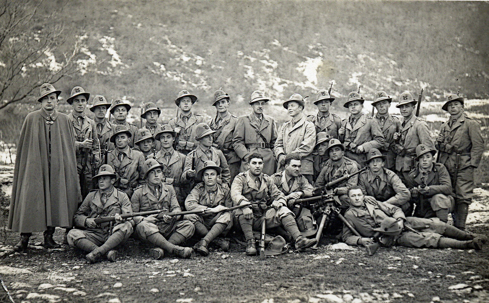Ermete Sartori con altri alpini