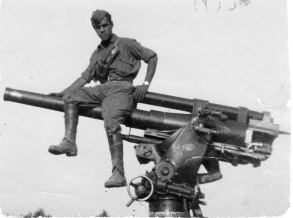 Grecia, 1941-1943. Livio Tomasi seduto su un cannone da 75/27 CK 